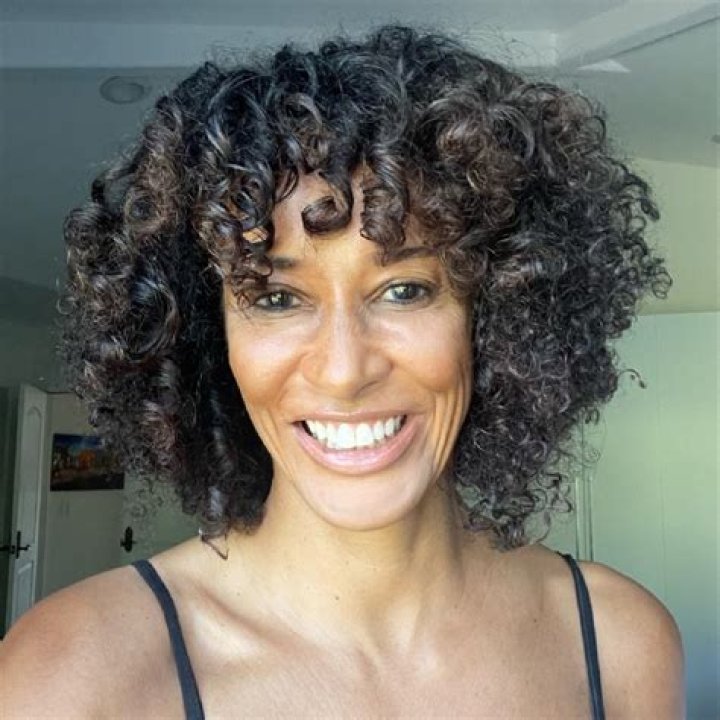 Laura Cathcart Robbins (Writer) Wiki, Husband, Age, Family, Books, Biography & More