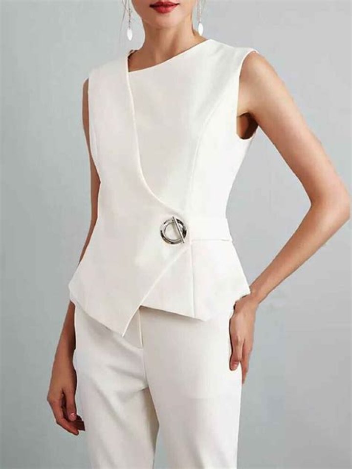 Lauren Sánchez Wears PearlAdorned White Mini with Estimated 30Carat
