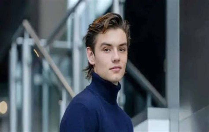 Louis Partridge Bio, Age, Height, Girlfriend, Net Worth