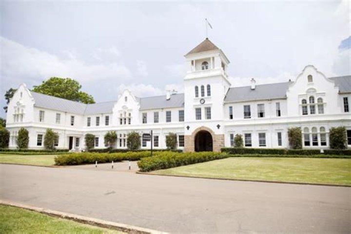 Love Islands posh boy Charlie went to one of the most expensive schools in UK Fri 24 J ·