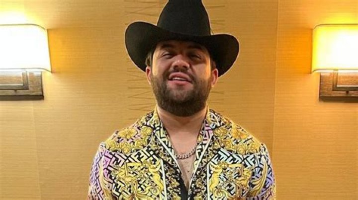 Luis R. Conriquez detiene show porque fan le tron&oacute; los dedos