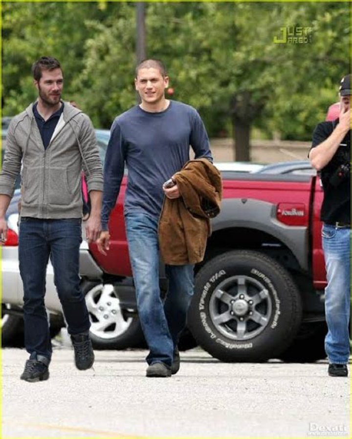 luke macfarlane and wentworth miller Luke Macfarlane Photo (42130453