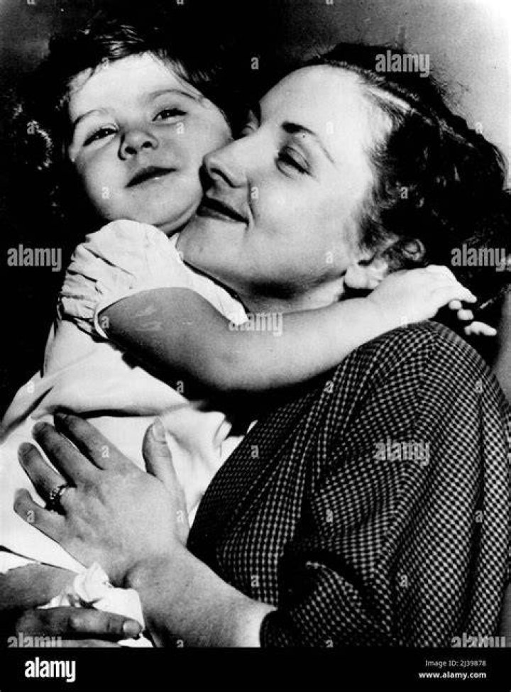 Marian Rivera&rsquo;s father and her wedding gown designer fly in for her