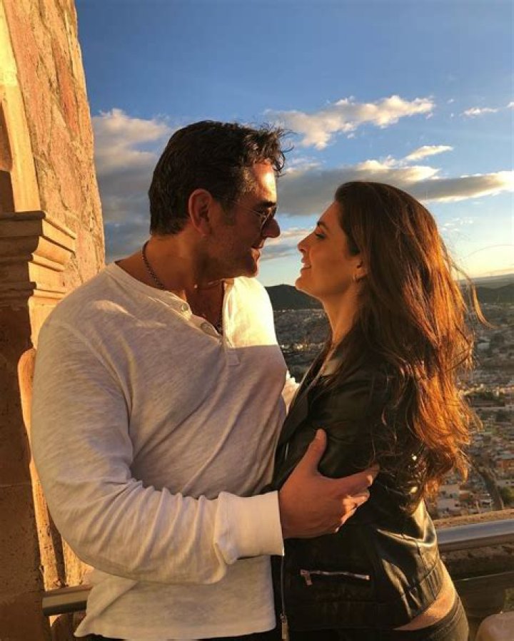 Mayrín Villanueva y Eduardo Santamarina celebran los 8 años de su 'bebé