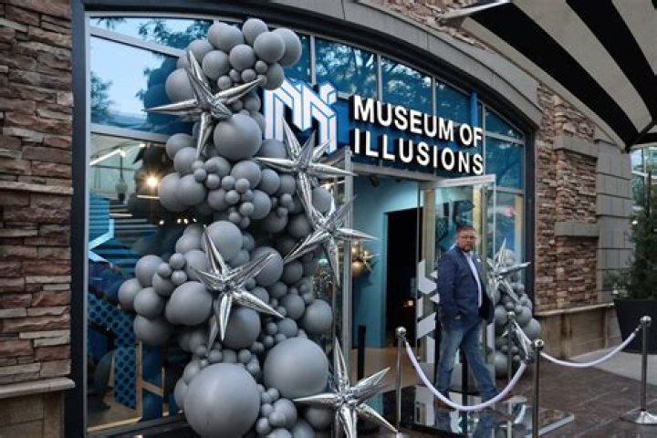 Museum of Illusions a Hollywood Must Visit! SparksNStyle