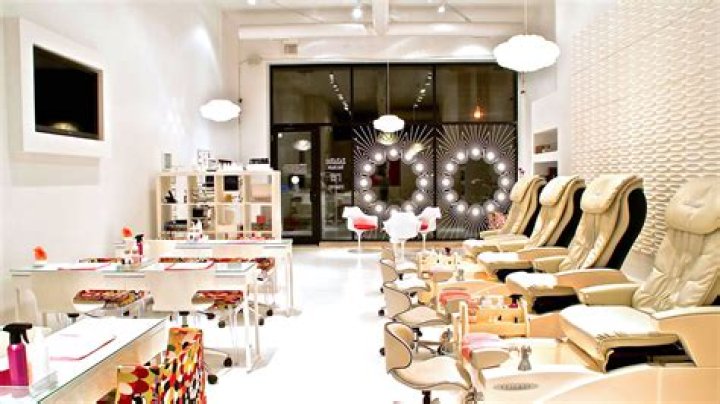 Nail salons in Chicago for manicures, pedicures and nail art