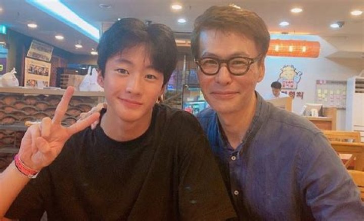 Netizens wonder why singersongwriter Yoon Sang's son has not debuted