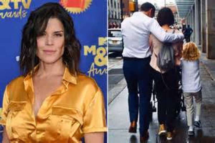 Neve Campbell & Caspian Sunday Funday Neve campbell, Celebrity moms