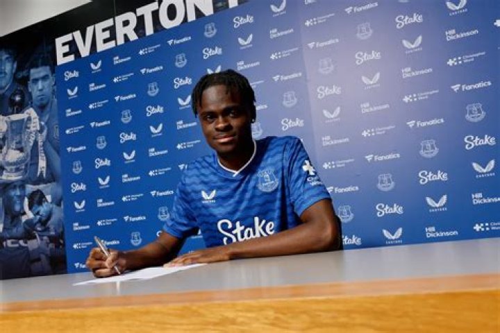 Next Everton signing due to arrive for medical despite rejecting
