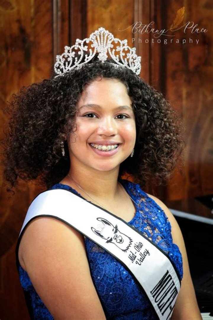 Pageant Queen photo shoot Queen photos, Pageant, Fashion