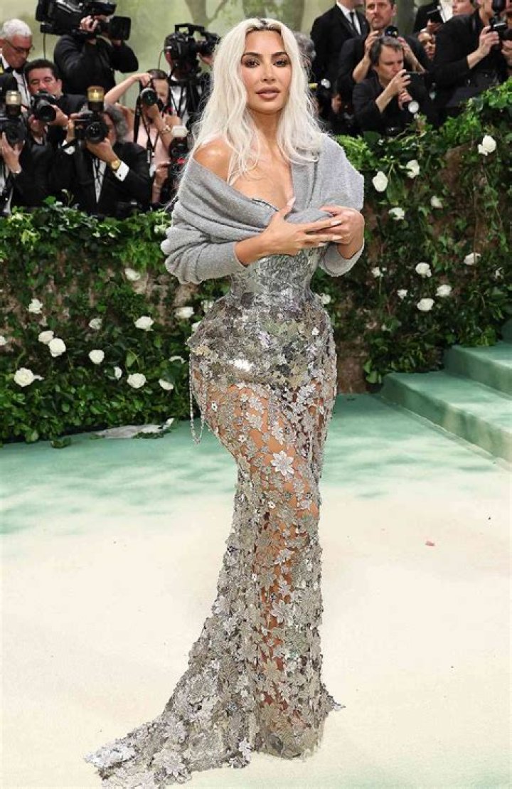 Pin on Kim Kardashian looks cheeky in allbeige http//www