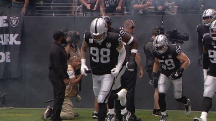 Raiders sign defensive end Andre Carter