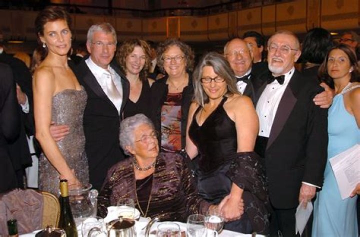 Rarely Seen Siblings of Celebrities Nobody Hears About HorizonTimes