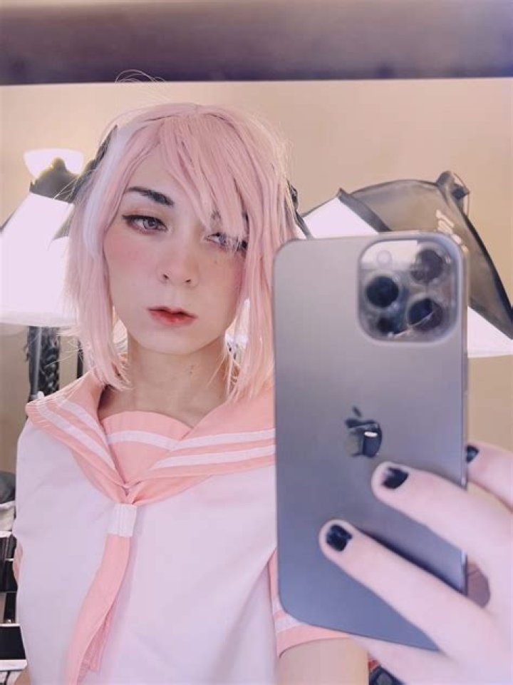 Rx0rcist Tu mejor amiga favorita de TikTok Revisi&oacute;n de Rx0rcist