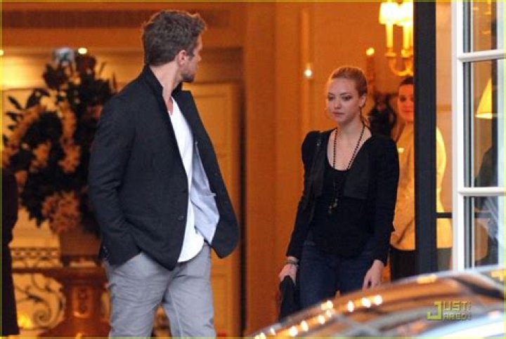 Ryan Phillippe & Amanda Seyfried Cuddle In Paris (PHOTO) HuffPost