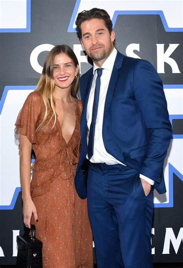 Scott Speedman welcomes first child with girlfriend Lindsay Rae Hofmann