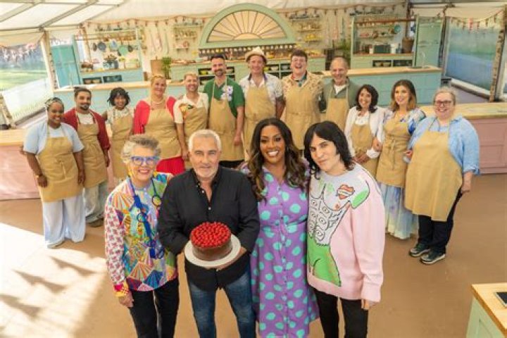 Screen Shot: Great British Bake Off: Noel Fielding's tomato shirt. Channel 4. Series 1, episode 7.