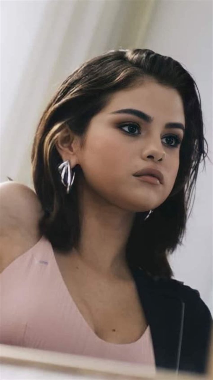 Selena Gomez in short hair or long hair Rate Now