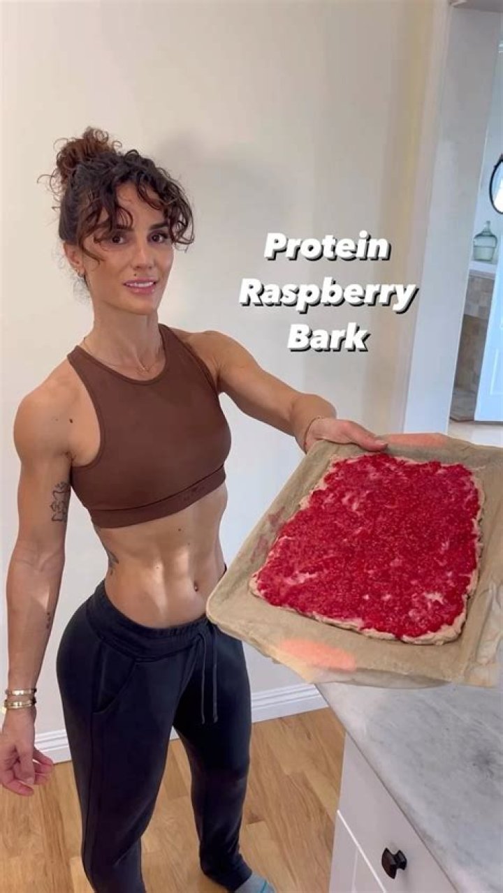 Senada Greca Hot Albanian Fitness Influencer Age, Bio & Images
