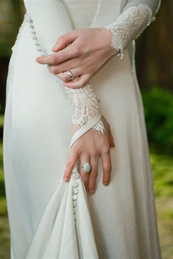 So beautiful! Bella, the bride. The Twilight Saga Breaking Dawn Part