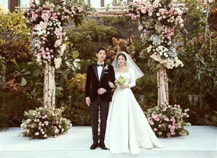 Song Joong Ki And Song Hye Kyo Release Wedding Photos Soompi
