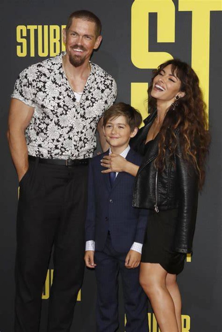 Steve Howey 2018 Wife, net worth, tattoos, smoking & body facts Taddlr