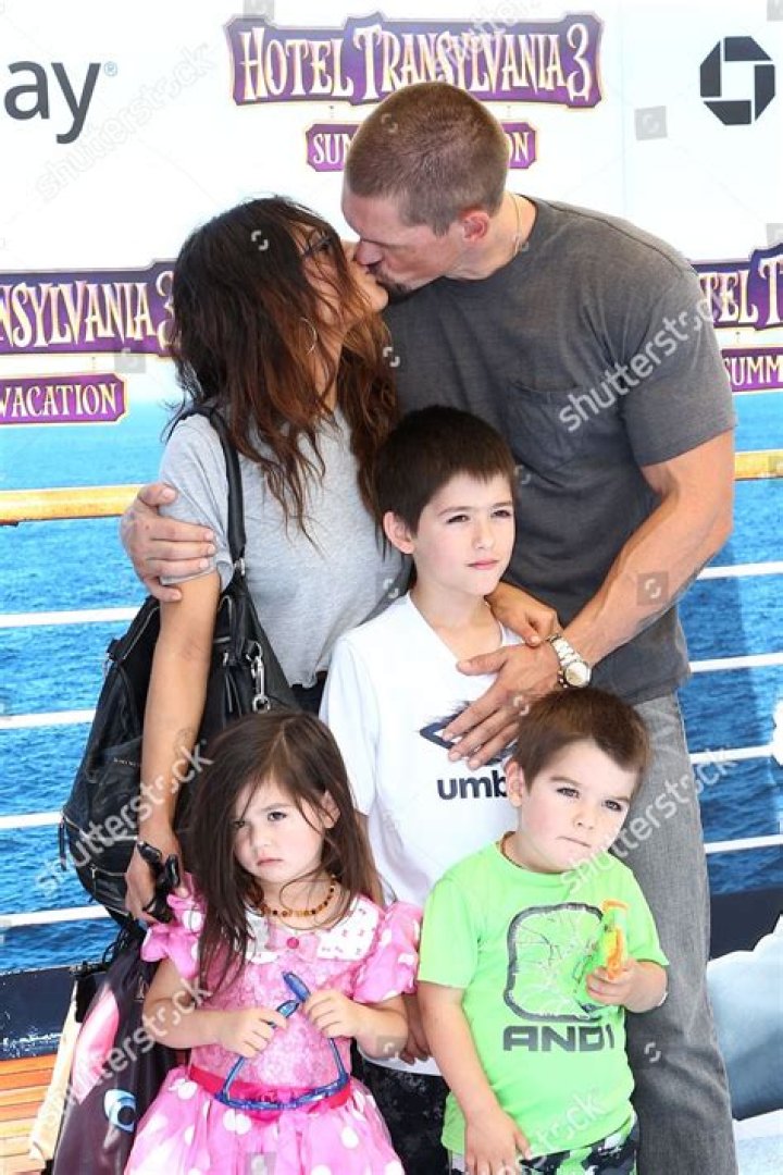 Steve Howey, Sarah Shahi, Violet Howey, William Howey & Knox Howey