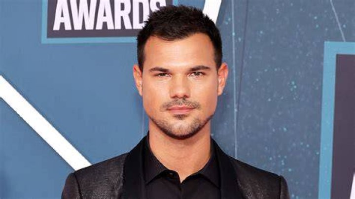 Taylor Lautner Height, Age, Weight, Net Worth, Girlfriend, Facts