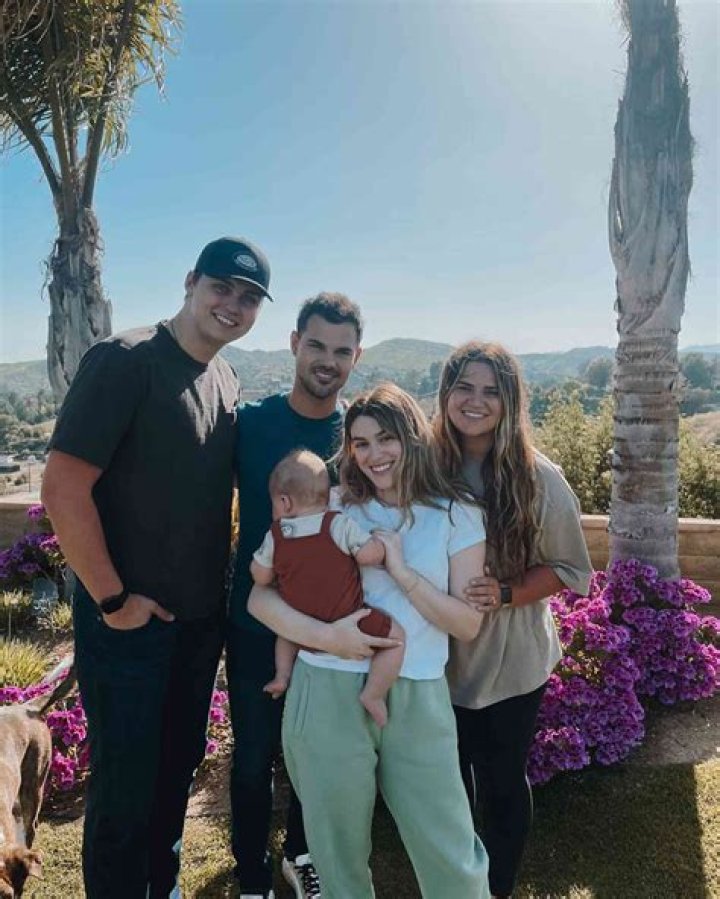 Taylor Lautner Parents, Ethnicity, Age, Height, Wiki, Biography, Wife, Photos, Children 1 Taylor Lautner Parents & Ethnicity