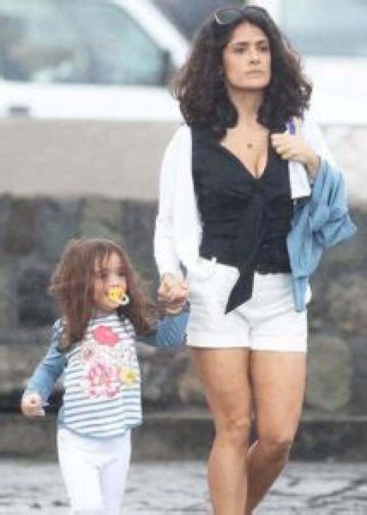 Valentina Paloma Pinault Wiki, Age (Salma Hayek Daughter) Bio, Facts 6 Valentina Paloma Pinault Height, Weight & Ethnicity