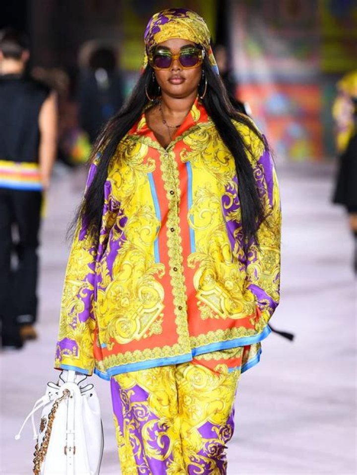 Versace just held a fashion show in LA featuring Gigi Hadid, Emily Ratajkowski and Kendall Jenner ·