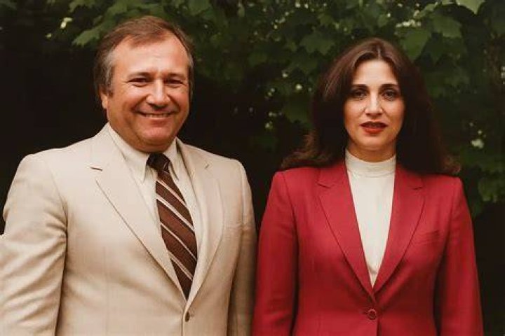 What is Barry Seal Net Worth? Meet His 3 Wives; Deborah, Barbara, & Lynn ·