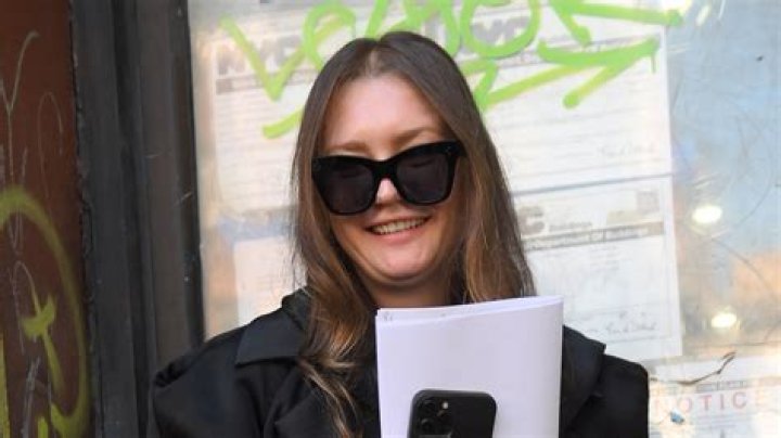 Who is Anna Delvey's boyfriend based on in 'Inventing Anna?'