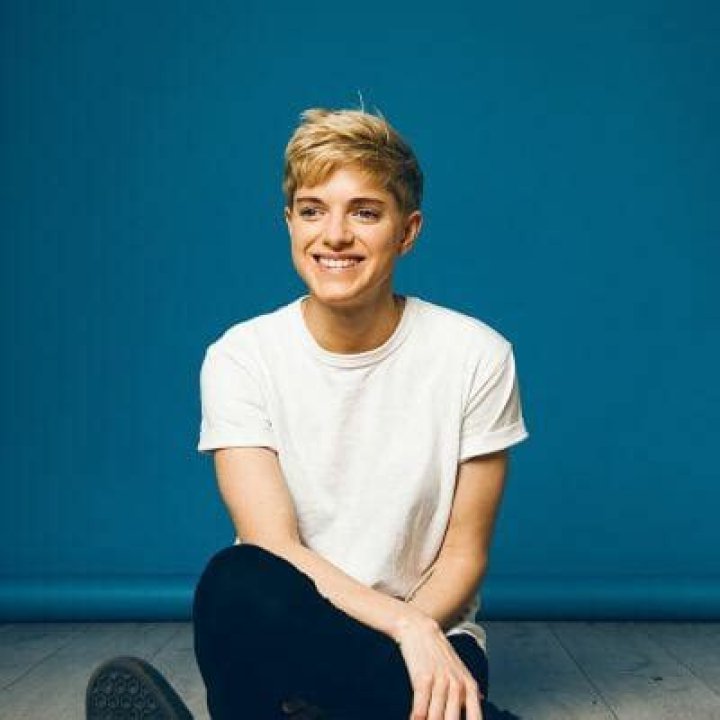 Who is Mae Martin? Wiki, Age, Height, Net Worth, Boyfriend, Ethnicity, Career |