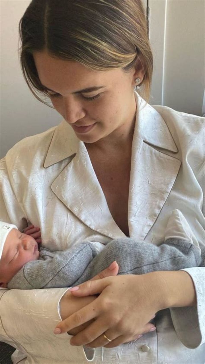 Who is the Wife of Alex Pereira? His Parents, Family, Salary