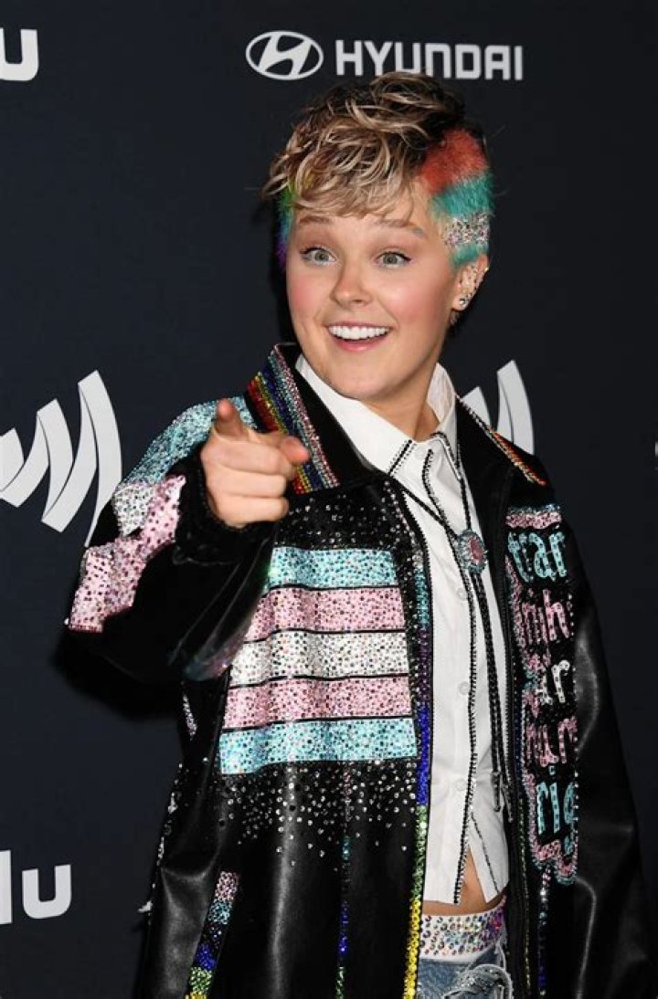 Why is Jojo Siwa buying baby clothes? Snapchat pregnancy bait stories