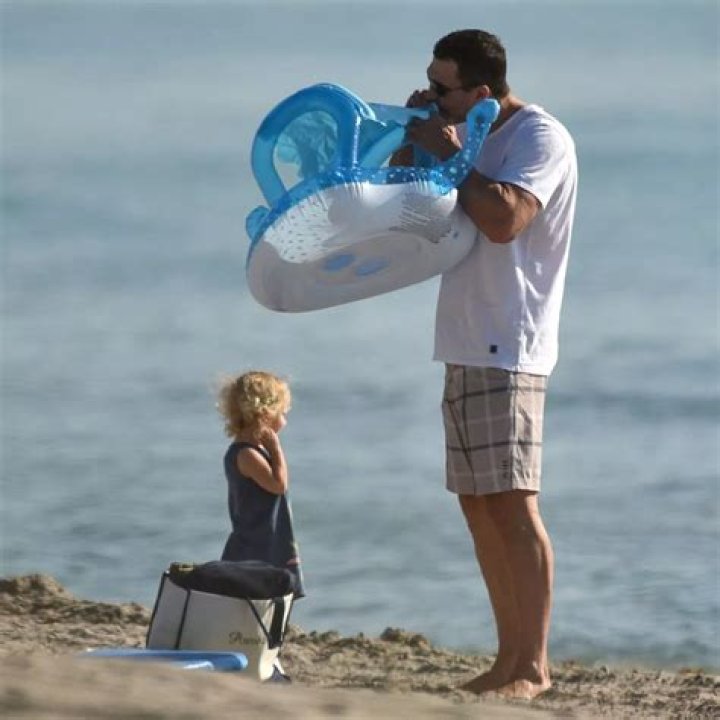 Wladimir Klitschko demonstrates the perfect shape on vacation with his