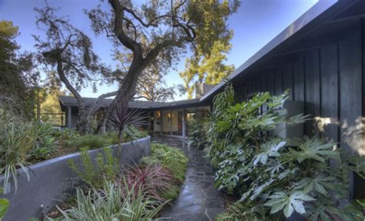 YouTuber Markiplier Buys Donald Glover’s La Canada Midcentury Modern House – The Hollywood Reporter