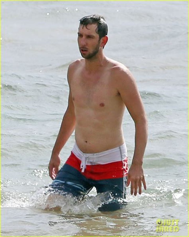 Zachary Levi Goes Shirtless for Hawaii Beach Vacation! Photo 3134957